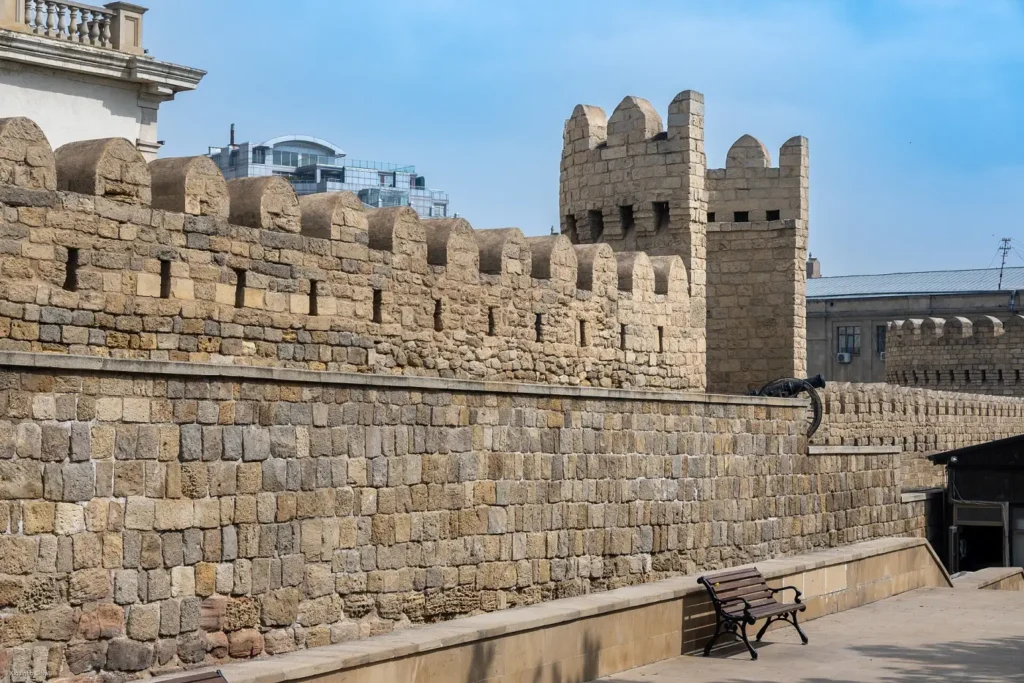 Bakü İçerişehir'in kale duvarının mazgalları