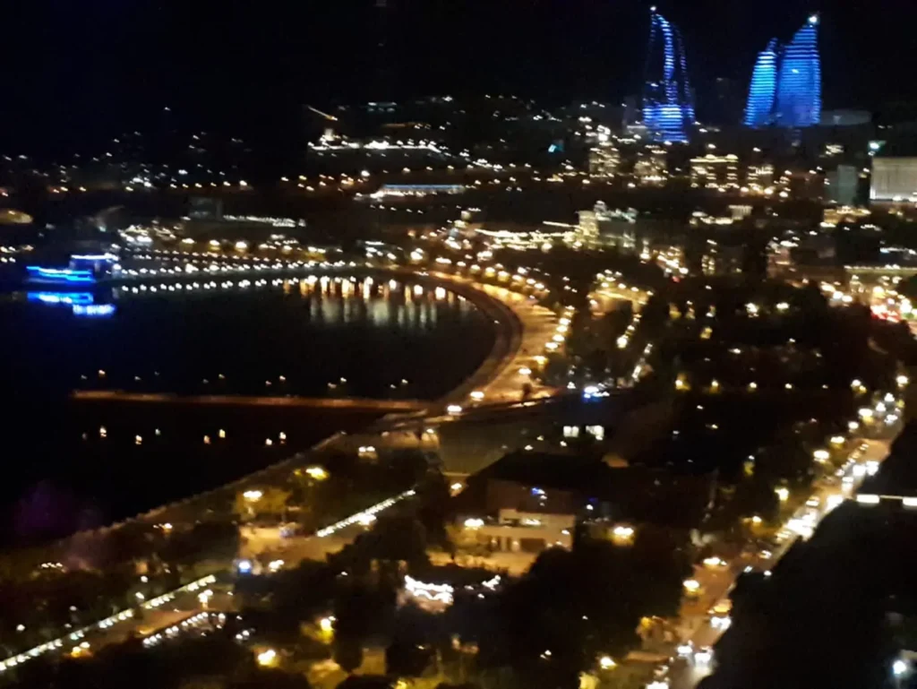 Gece Bakü körfezinin aydınlık kavisi, Alev Kuleleri mavi renkte