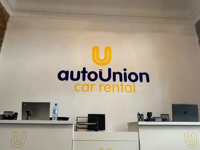 Вывеска autoUnion car rental над стойкой в нашем офисе в Баку
