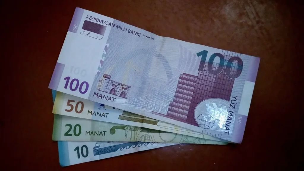 100, 50, 20 və 10 manatlıq Azərbaycan əskinasları