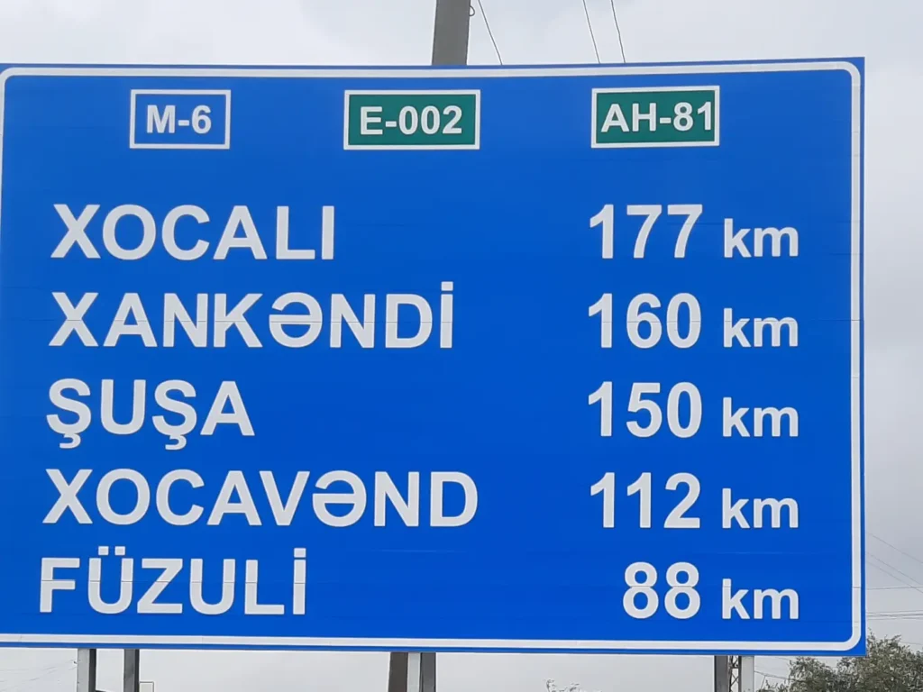 M-6 otoyolunda şehirlere kilometre cinsinden mesafeleri gösteren tabela