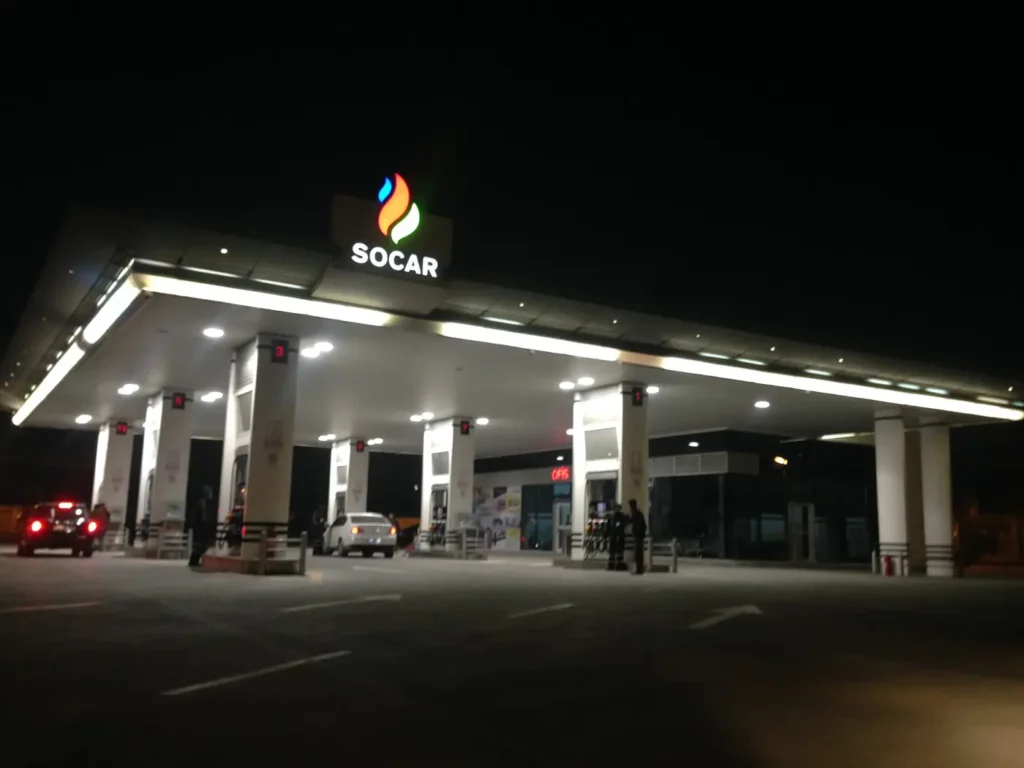 Gece bir SOCAR akaryakıt istasyonu
