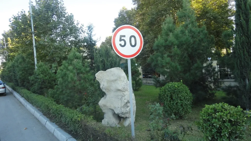 A 50 km/h speed limit sign on a street in Barda