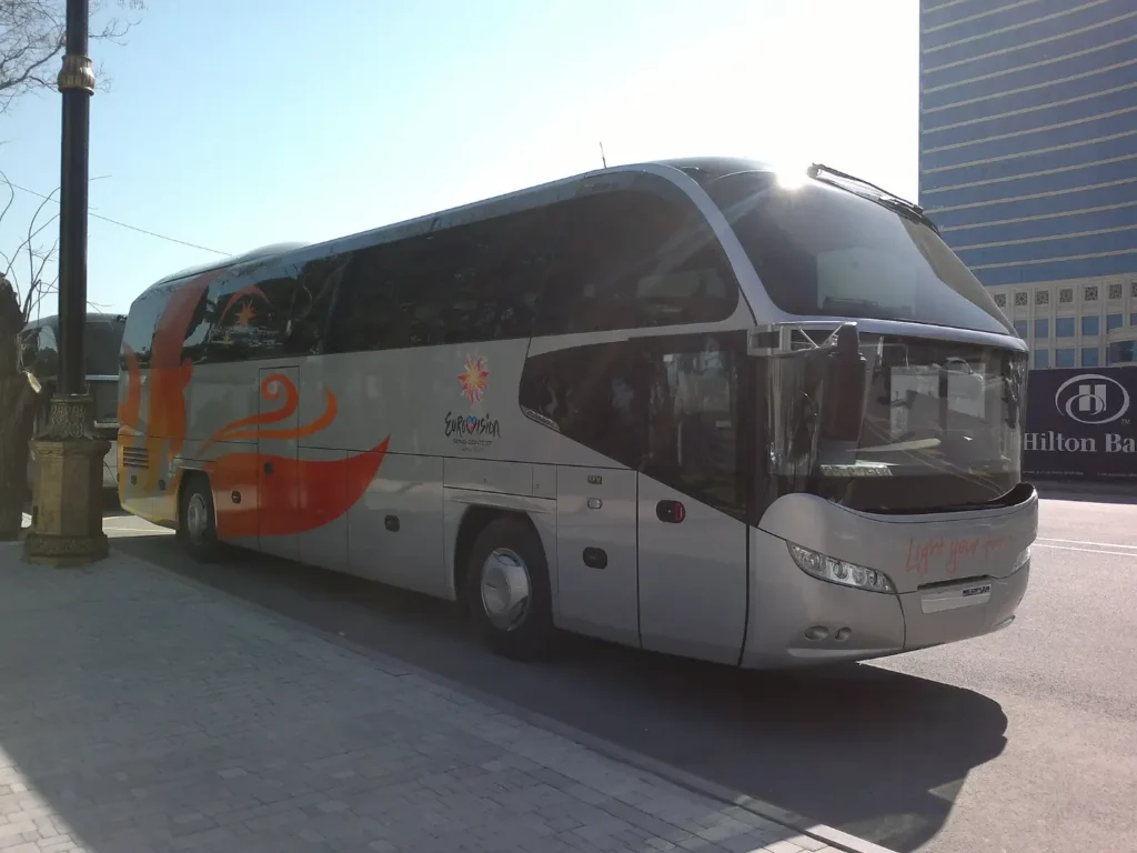 Bakının mərkəzində dayanmış turist avtobusu