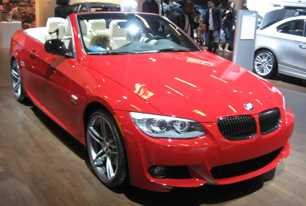 Damı açıq qırmızı BMW kabriolet