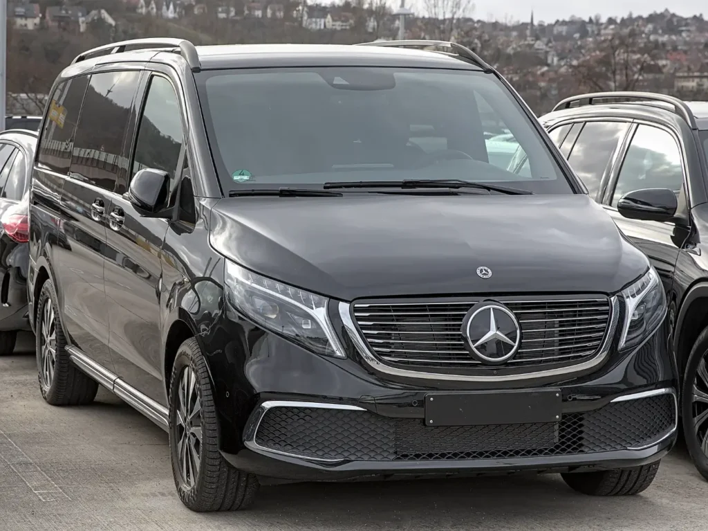 Чёрный минивэн Mercedes-Benz V-Class