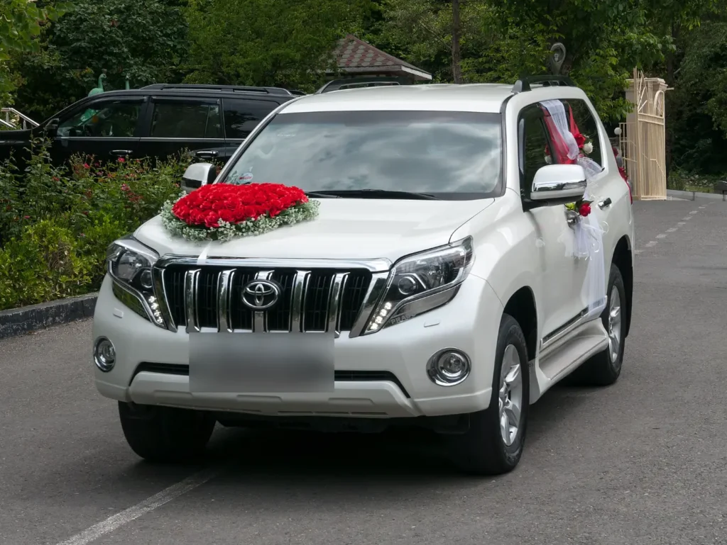 A white SUV decorated with red roses for a wedding in Azerbaijan